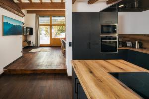 A kitchen or kitchenette at Serfaus Alpensuites