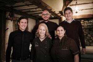 um grupo de pessoas posando para uma foto em Dorfhotel Beludei em Santa Cristina in Val Gardena