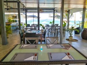 Restaurace v ubytování The Cosy Maenam Beach Resort