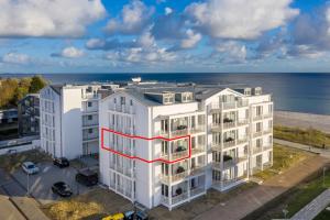 eine Luftansicht eines weißen Apartmenthauses mit rotem Rechteck in der Unterkunft Apartmentanlage Meerblickvilla Apartmentanlage Meerblickvilla 2-18 in Großenbrode