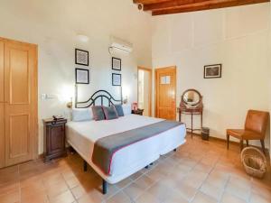 sypialnia z dużym łóżkiem i krzesłem w obiekcie Hotel Torre San Juan w mieście San Juan de Alicante