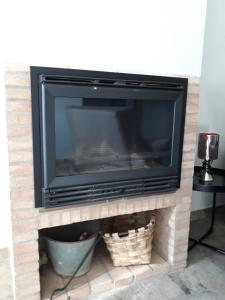 TV a/nebo společenská místnost v ubytování Casa El lince de Granadilla AT-CC-00296, Norte provincia Cáceres, WIFI, Parque infantil, HIDROMASAJE, garaje, LAVAVAJILLAS