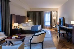 una camera d'albergo con un letto e una scrivania di The David Citadel Jerusalem a Gerusalemme