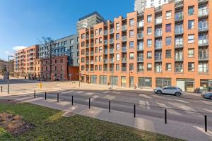 pusta ulica przed dużym budynku z cegły w obiekcie Apartamenty "Bastion Wałowa'' Q4Apartments w Gdańsku