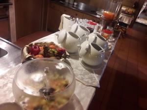 - une table avec un bol de fruits sur un comptoir dans l'établissement Hotel Gran Paradis, à Campitello di Fassa