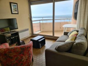 TV a/nebo společenská místnost v ubytování Appartement vue mer / Carnon Plage