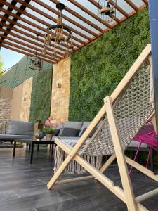 een rieten stoel op een patio bij Diva Chalet in Riyad