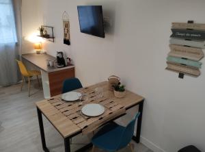 Μια τηλεόραση ή/και κέντρο ψυχαγωγίας στο Villa Raphaëlle #6 Centre ville avec parking