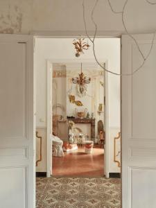 una puerta abierta a una sala de estar con una lámpara de araña en Maison d'artistes - Pavillon Southway en Marsella