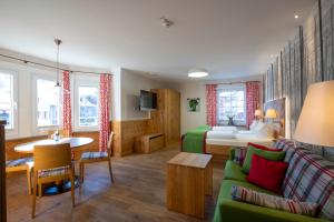 米森維爾哈姆斯的住宿－勃勞蓋斯夫舍費勒酒店，酒店客房配有床、沙发和桌子。