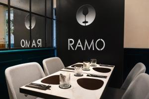 une table dans un restaurant avec un panneau qui se lit à roma dans l'établissement Trilussa Palace Hotel Congress & Spa, à Rome