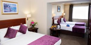 una camera d'albergo con due letti e una finestra di Lawlors Hotel a Dungarvan Altre 37 foto