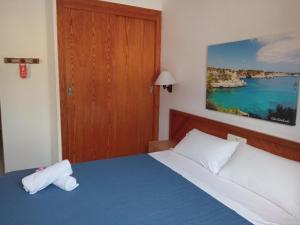 Postel nebo postele na pokoji v ubytování Hostal Ca'n Tiu