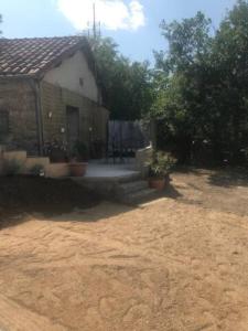una casa con cortile sporco e patio di Petite Maison pleine nature a La Bastide-Pradines Altre 6 foto