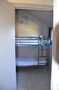 Vakantiehuis Germaine emeletes ágyai egy szobában