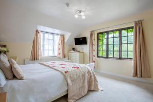a bedroom with a bed and a window at Lakeview Manor in Dunkeswell