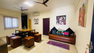 ein Wohnzimmer mit einem Sofa und einem Tisch in der Unterkunft 2bhk Luxury Penthouse (the north face) in Jaipur