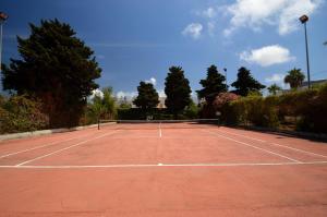スコペッロにあるVilla Orlando Scopelloのテニスコート(ネット付)