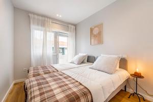 een slaapkamer met een groot bed en een raam bij Nomad's Sunny Firmeza - 2BED Porto in Porto