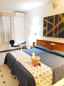 1 dormitorio con 1 cama con una cesta en una mesa en Hostal Ca'n Tiu, en Alaró