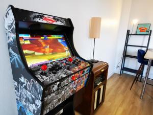 una máquina de videojuegos en una habitación en Happy Kool - centre ville + wifi + parking privé, en Blois