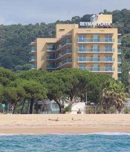 uma vista para o resort a partir da praia em Hotel Reymar Playa em Malgrat de Mar