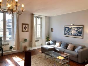 sala de estar con sofá y mesa en Bordorent Apartment, en Burdeos