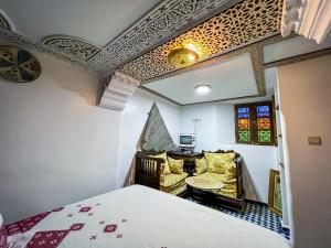 Postel nebo postele na pokoji v ubytování Riad Dar Guennoun - Luxury Suites in the Heart of Fes