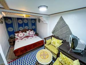 Postel nebo postele na pokoji v ubytování Riad Dar Guennoun - Luxury Suites in the Heart of Fes