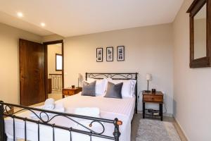 een slaapkamer met een bed met een zwarte leuning bij Villa Belvedere in Alexandroupoli