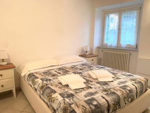 - une chambre avec un lit et 2 serviettes dans l'établissement Appartamento Centro Storico, à Levanto