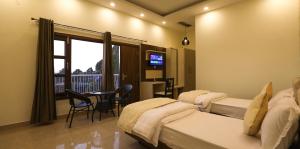 Postel nebo postele na pokoji v ubytování Hotel Le Halcyon Kasauli