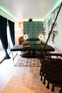Zimmer mit einem Bett und einer Hängematte. in der Unterkunft Capsule Thailande I Sauna I Balnéo I Console I jeux en bois I Cinéma I cour intérieure in Trith-Saint-Léger