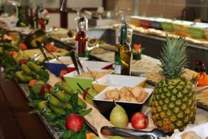 un buffet con frutas y verduras en una mesa en Hotel Reymar Playa, en Malgrat de Mar