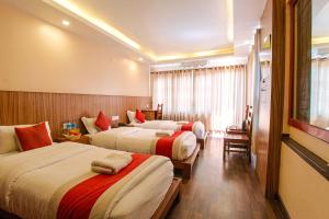 ein Hotelzimmer mit 2 Betten und einem Fenster in der Unterkunft Hotel Chhimeki in Kathmandu