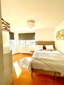 ein Schlafzimmer mit einem großen Bett in einem Zimmer in der Unterkunft City Gästeapartment Leipzig Nord in Leipzig