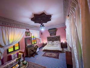 Postel nebo postele na pokoji v ubytování Riad Dar Guennoun - Luxury Suites in the Heart of Fes + 37 fotografií