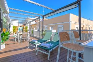 d'une terrasse avec des chaises et des tables sur un balcon. dans l'établissement Genteel Home Mercado Central Terrace, à Cadix