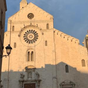 Una iglesia con un reloj al costado. en Porto Antico, en Bari