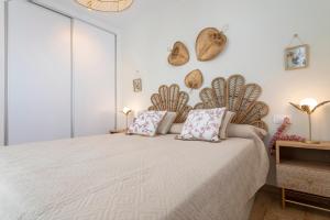 En eller flere senge i et værelse på Genteel Home Mercado Central Terrace + 11 billeder