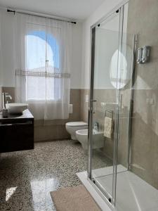 bagno con doccia in vetro e servizi igienici di Residence Giove a Castelfranco Veneto