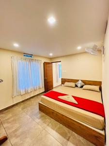 ein Schlafzimmer mit einem großen Bett und einem Fenster in der Unterkunft Davis Farm House in Maraiyūr