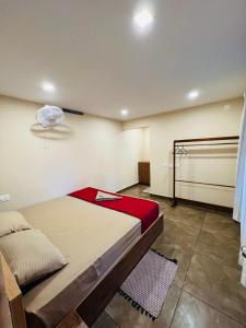 ein Schlafzimmer mit einem Bett in einem Zimmer in der Unterkunft Davis Farm House in Maraiyūr
