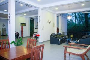 een woonkamer met een tafel en een eetkamer bij Amelia Resort in Sigiriya