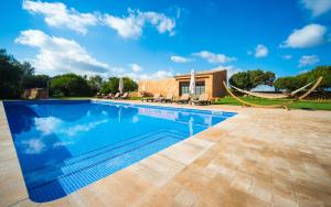 Bazén v ubytování Bennoc Petit Hotel - Only Adults nebo v jeho okolí