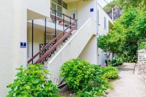 uma escadaria que leva a um edifício com arbustos em Dubrovnik: Apartment Quiet Corner em Dubrovnik