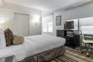 En eller flere senger på et rom på Inn Off Capitol Park, Ascend Hotel Collection