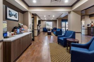 hol z niebieskimi krzesłami i poczekalnią w obiekcie Comfort Suites Waco Near University Area w mieście Waco