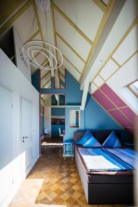 um quarto com uma cama e uma parede azul em Rooftop Penthouse Karlsruhe em Karlsruhe