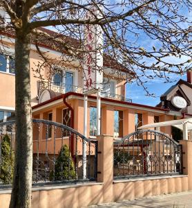 un edificio con un reloj al costado. en Éva Panzió en Sárvár